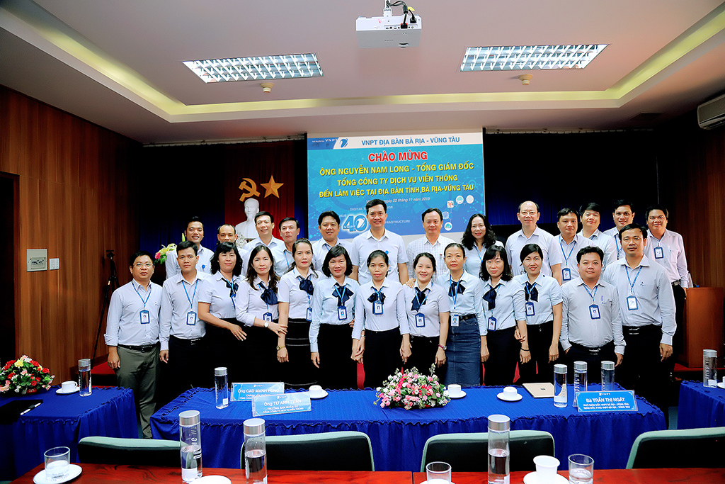 TGĐ v&agrave; to&agrave;n thể l&atilde;nh đạo VNPT địa b&agrave;n BR-VT chụp h&igrave;nh lưu niệm